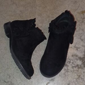 Black Minimalist Ankle Boots with Rubber Sole